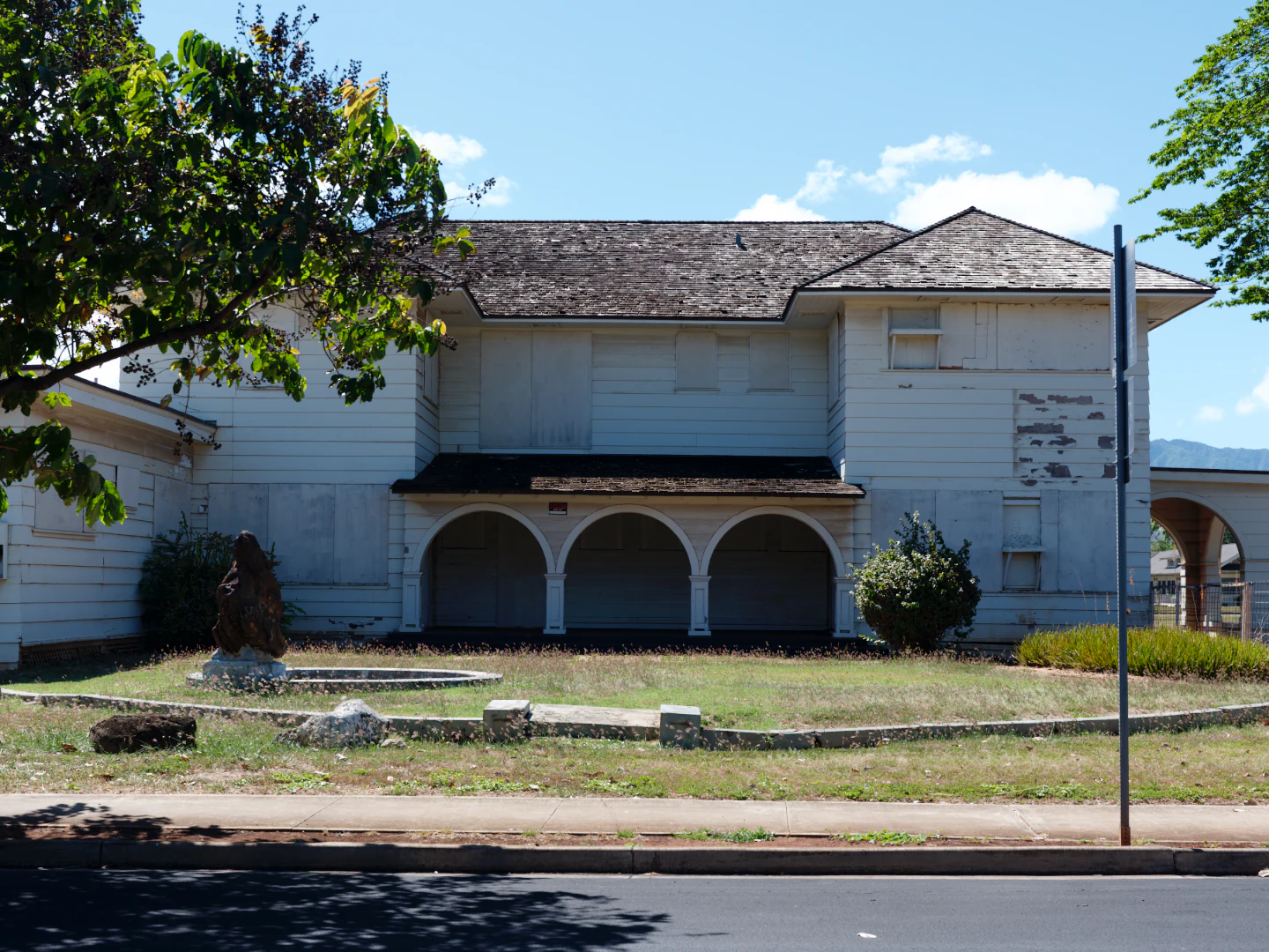 The same house as the RAW file opens, with no film.